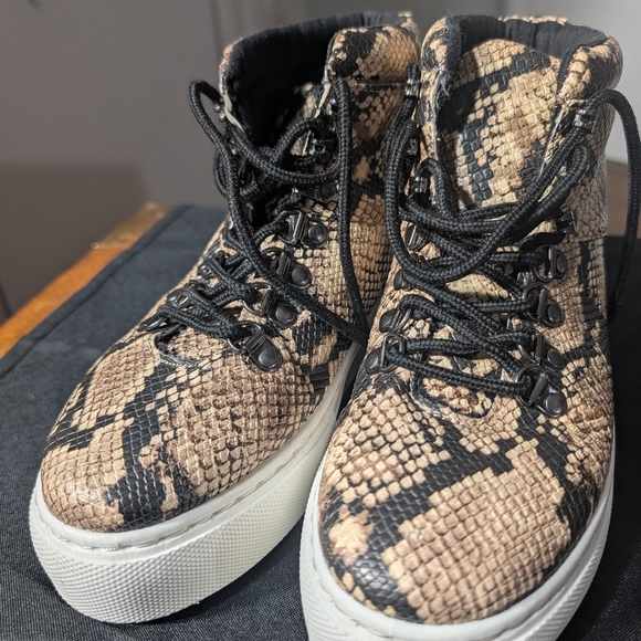 Qupid Shoes - Qupid women's high-top platform sneakers, tan and black Snakeskin Size 8 Women